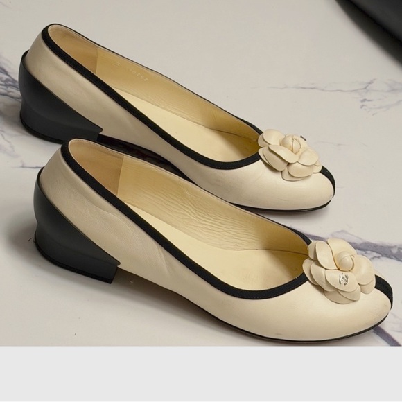 Authentic Chanel Camellia Leather Ballet Flats in Cream & Black size 41 - Picture 6 of 6